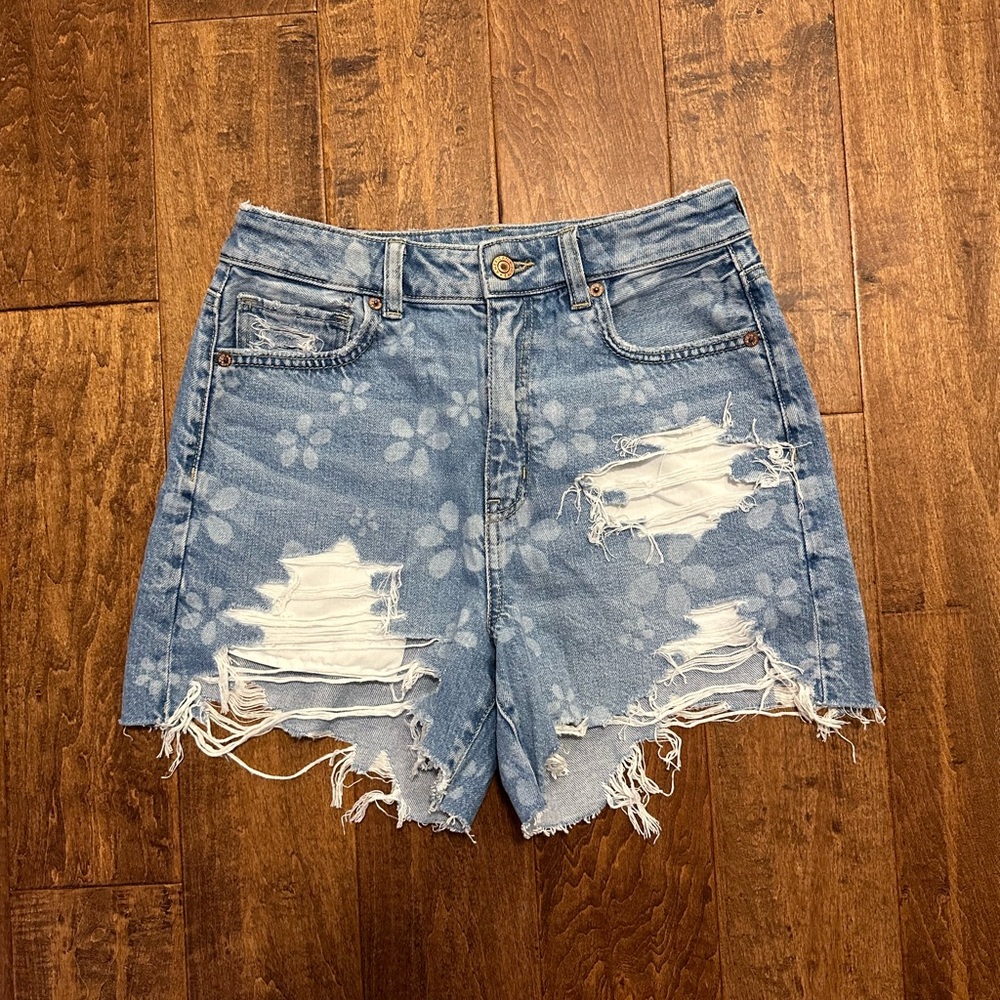 American Eagle High Rise Baggy Distressed Floral Denim Jean Shorts Size 4